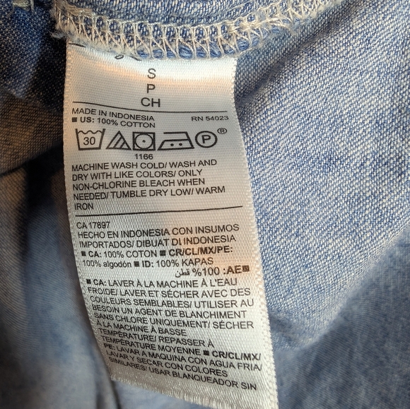 Old Navy The Classic Shirt Blue Denim Button-Up Top Women Small - Picture 4 of 9